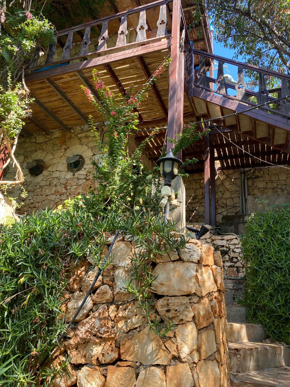 Çukurbağ köyünde ortaçağ tarzında inşaa edilmiş sıradışı villa