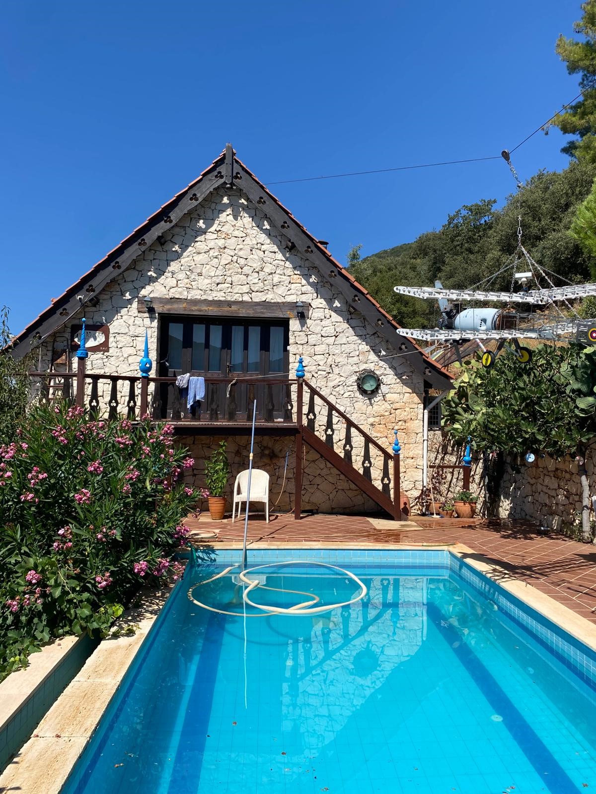 Çukurbağ köyünde ortaçağ tarzında inşaa edilmiş sıradışı villa