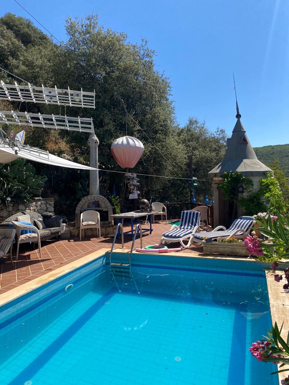 Çukurbağ köyünde ortaçağ tarzında inşaa edilmiş sıradışı villa