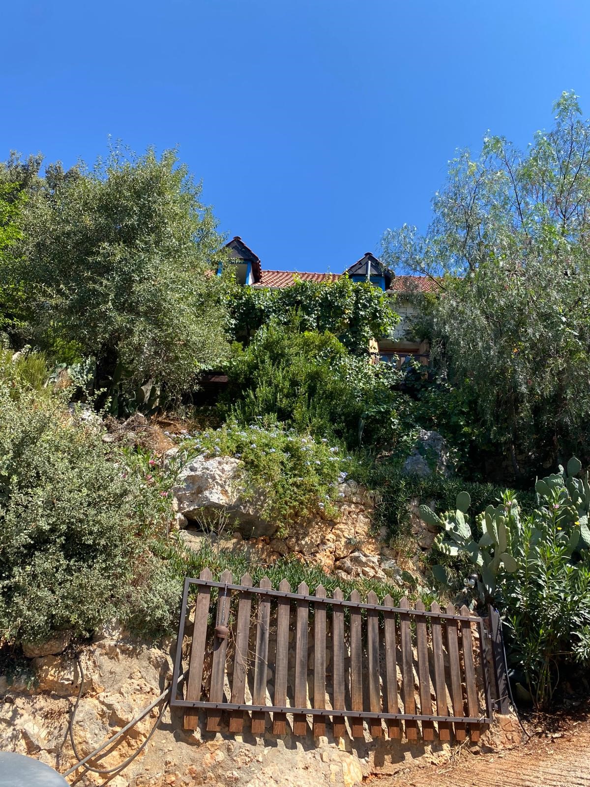 Çukurbağ köyünde ortaçağ tarzında inşaa edilmiş sıradışı villa